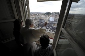 Pope releases dove Jan 30 2011.jpg